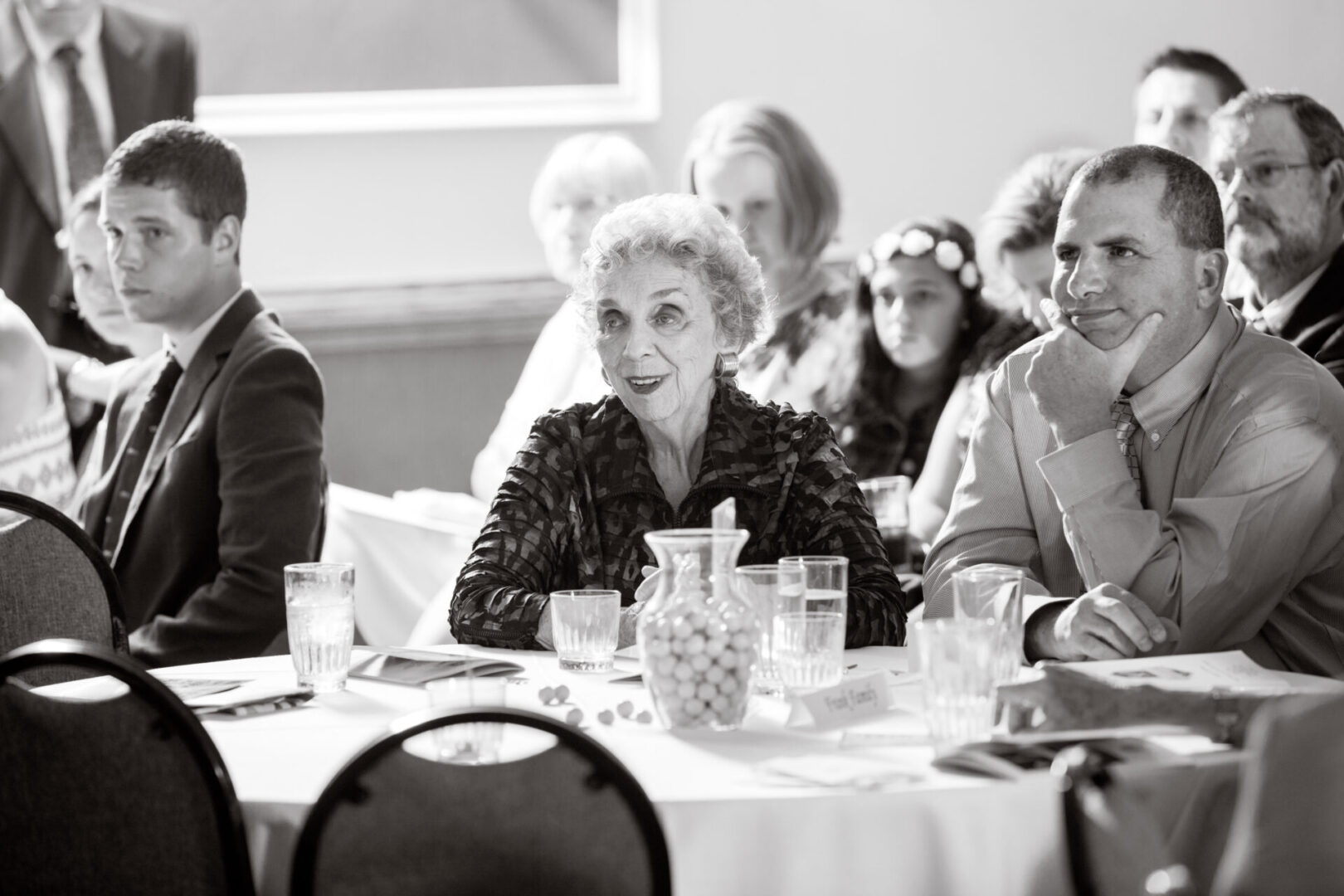 A group of people sitting at tables with drinks.